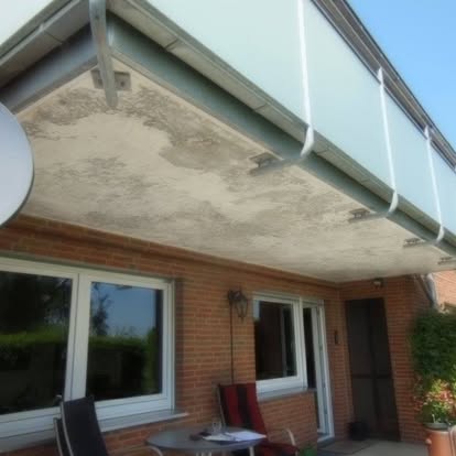 Betonsanierung an einer Balkonunterseite