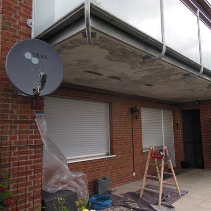 Sanierungsarbeiten an einer Balkonunterseite