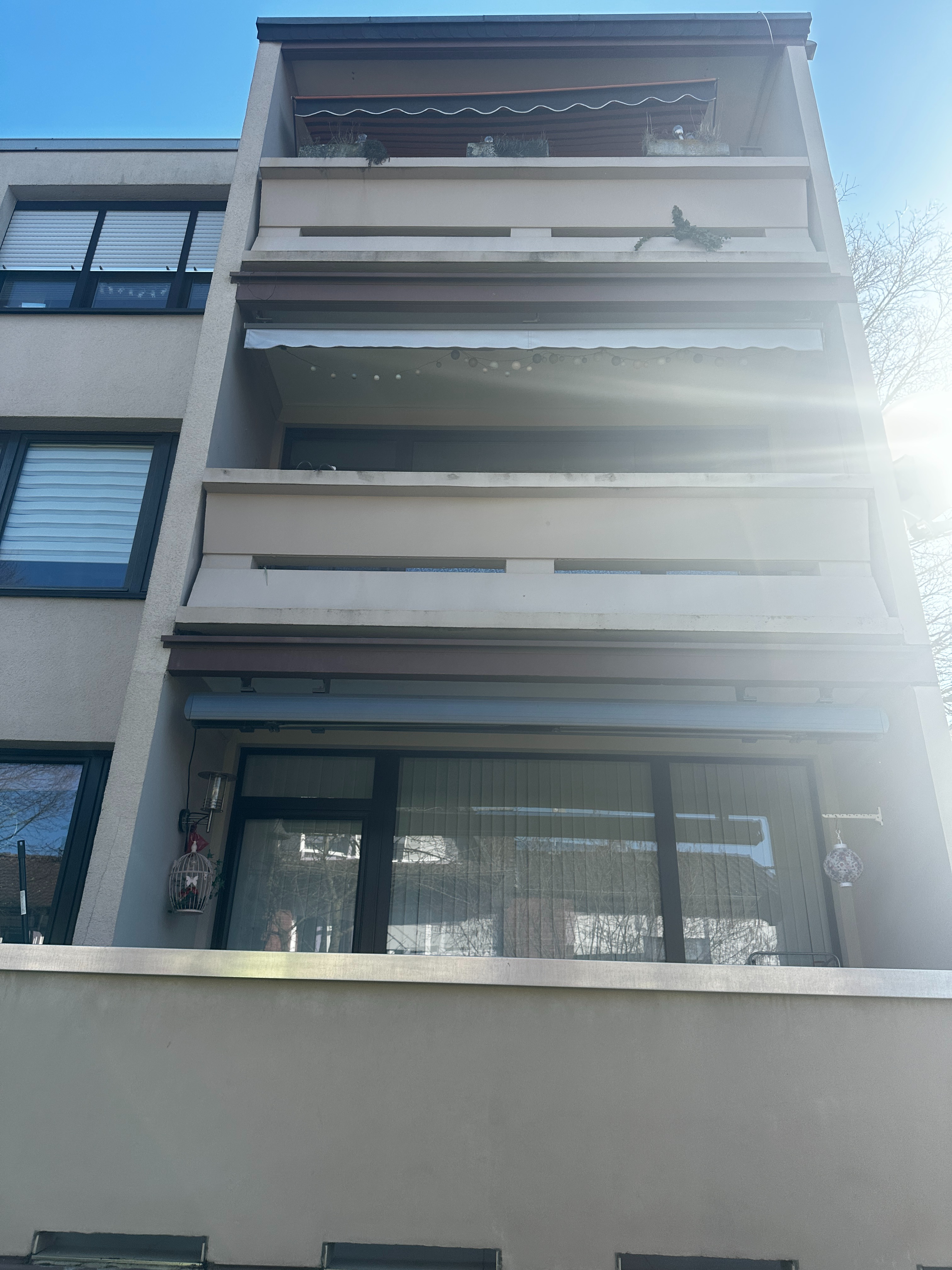 Fassadenarbeiten an einer modernisierten Wohnanlage