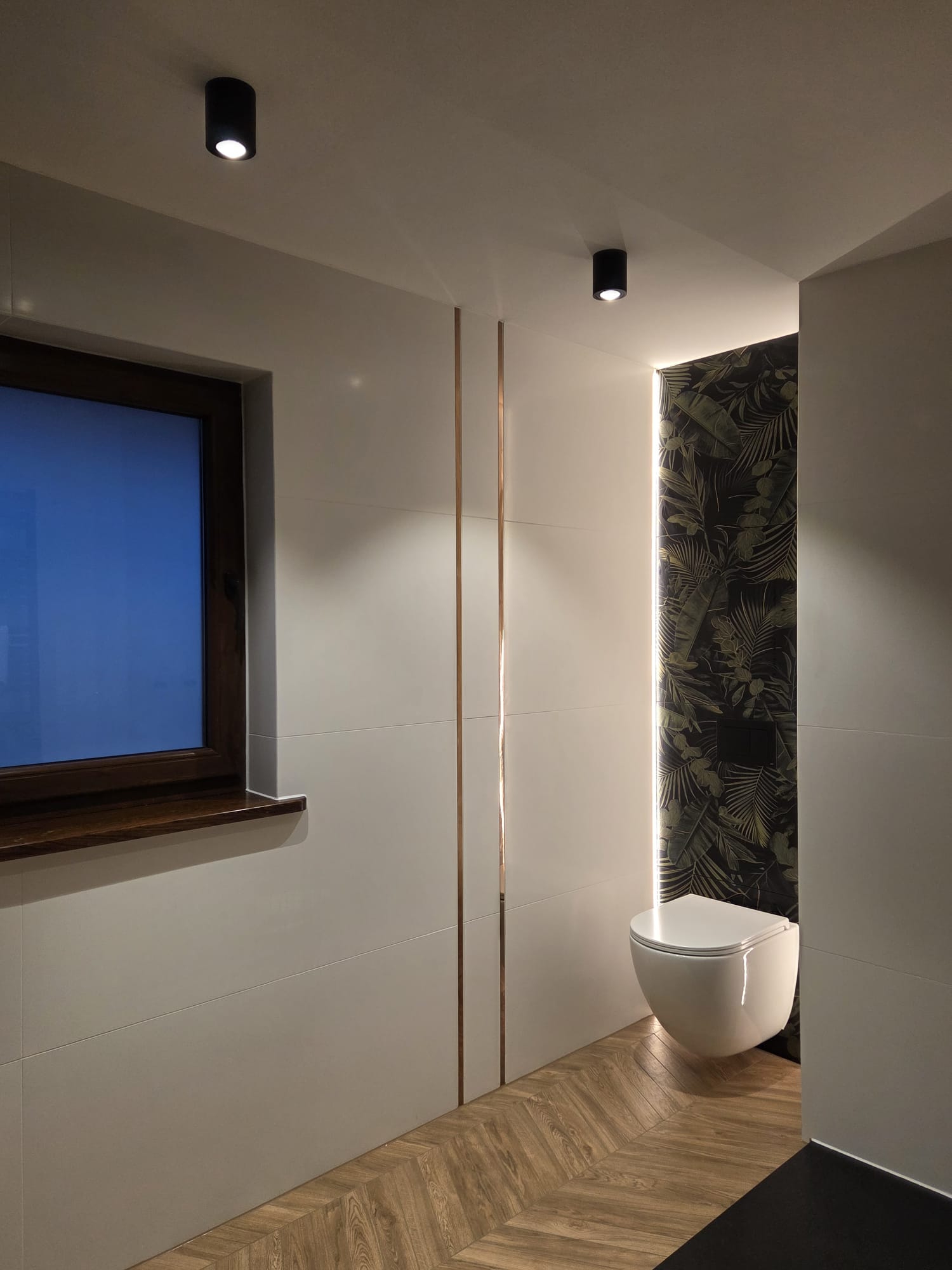 Gefliester Badbereich mit ruhiger, hochwertiger Ausführung