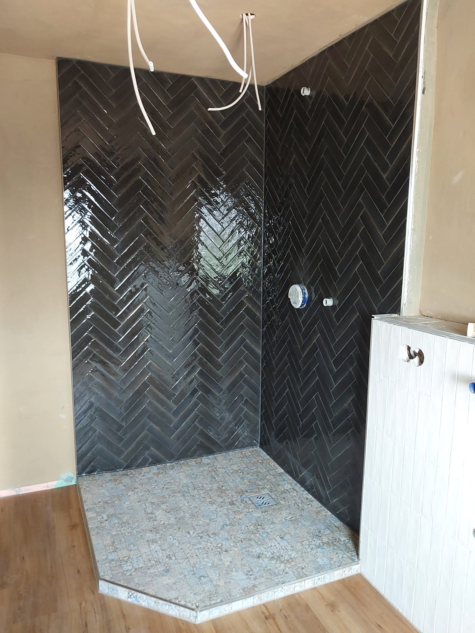 Schwarz gefliester Duschbereich mit präziser Verlegung