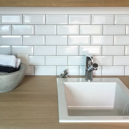 Weiße Fliesen als Küchenrückwand in einer modernen Küche