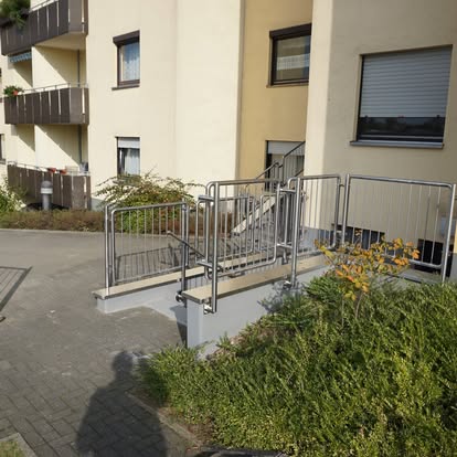 Geländer an einem Zugang im Außenbereich