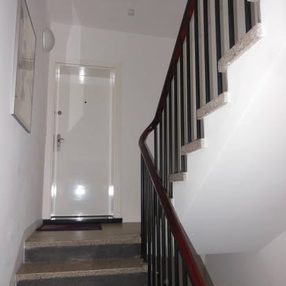 Gestrichenes Treppenhaus im Innenbereich