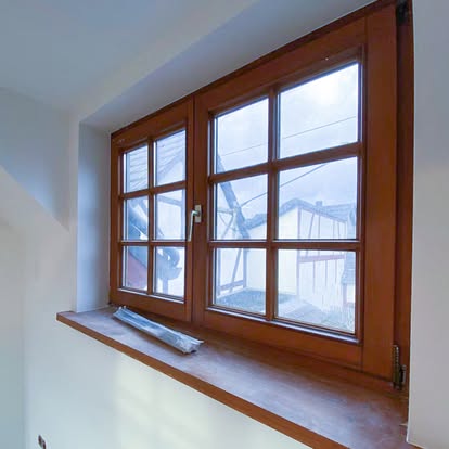 Sauber gestrichener Fensterbereich im Innenraum