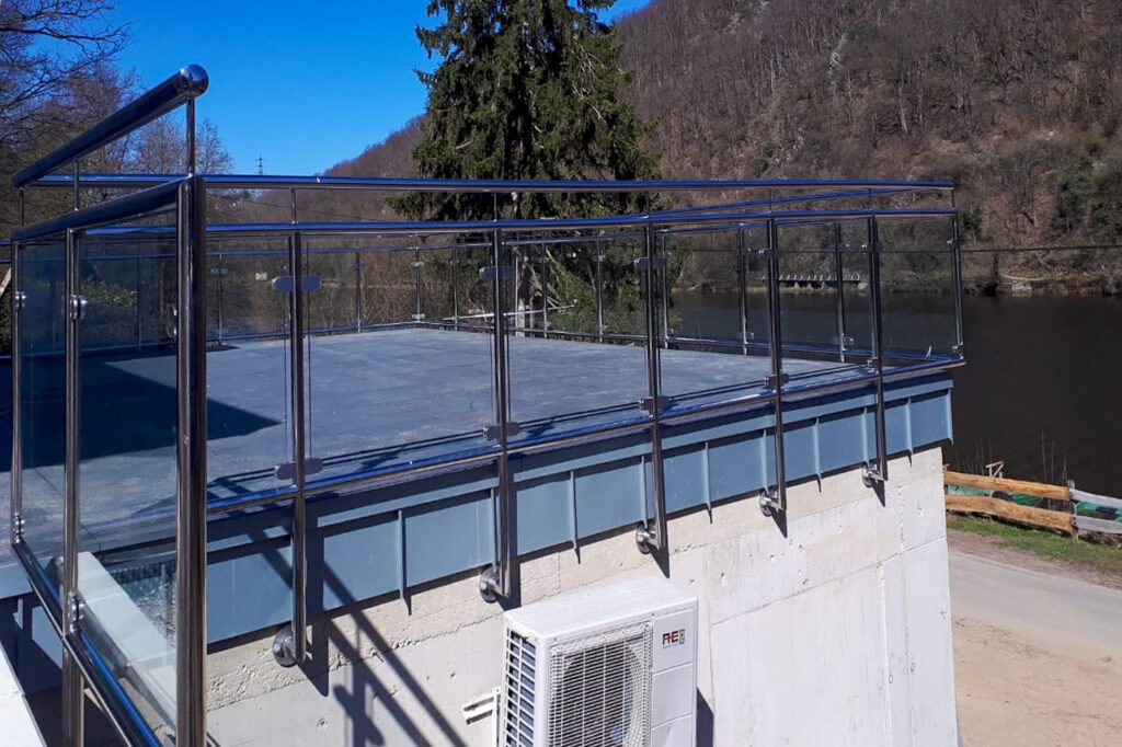 Balkonsanierung mit Edelstahl-Glas Geländer